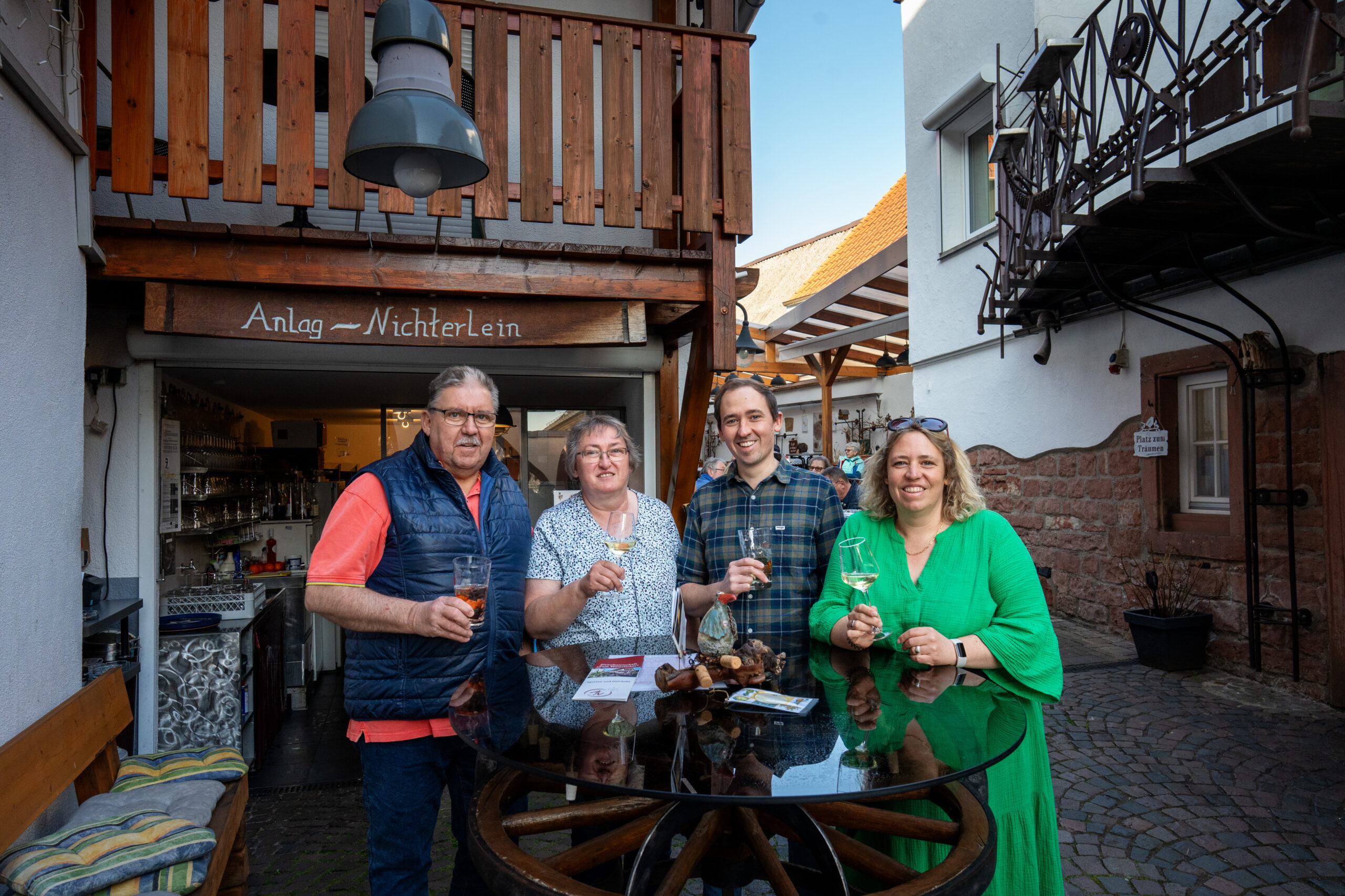 Familie Anlag-Nichterlein vor ihrem Weingut in Rhodt